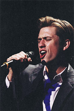 aaronntviet:aaron tveit + singing