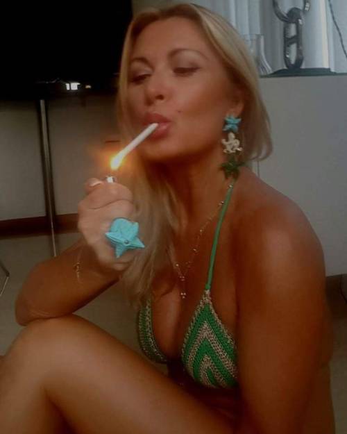 smk4mepls: #SmokingBabe #SmokingFetish #Smoke x Hot