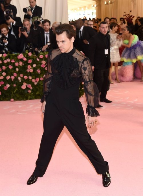 zowboy: harrystylesdaily: Harry Styles attends the MET Gala: Notes on Camp - May 6