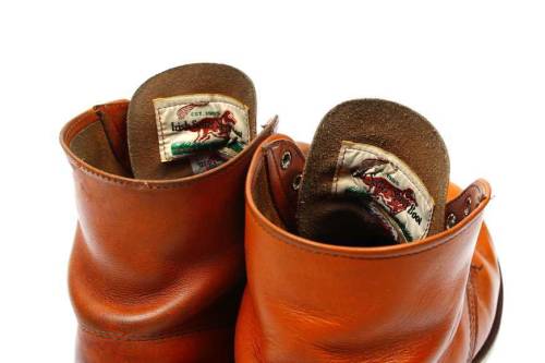 red-wing-shoes-taiwan:  Red Wing - 犬標復刻#9871 in Gold Russet “Sequoia” leather. 此雙犬標復刻為2011年秋冬於日本市場獨家上市，連同6吋方頭的9875以及Pecos 9866一起發售，也由於Red Wing台北旗艦店於2012年3月成立時，正式引進台灣。此鞋款特別之處在於全新考究的皮革色，以求忠實復刻Irish
