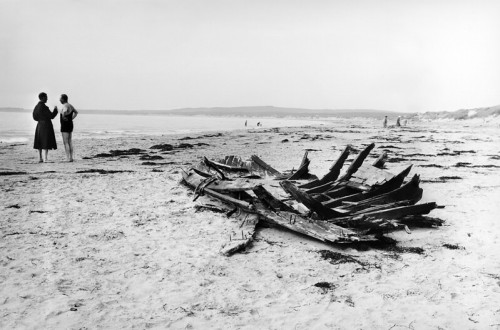  Boat wreckage on the beach in Tylösand, ca. 1930