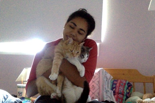 disneyismyescape: It’s apparently national hug your cat day helpand apparently my cats dont li