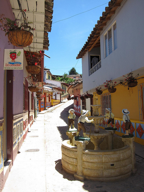 Typical colonial streets of Guatapé, Colombia (by bucky925).