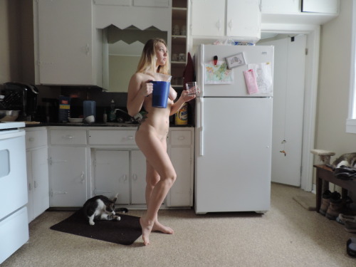 taylorrose-xx:  I found a feature on my camera that takes a picture every 30 seconds until I press the shutter again (or the camera dies). I figured I would test it while making chocomilk. Felix decided to join xx