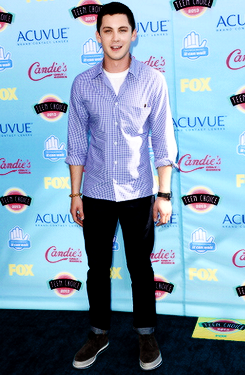 XXX p-pikachu:  Logan Lerman at 2013 Teen Choice photo