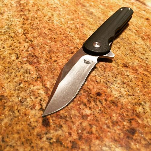 Great little folder from #kizerknives. This one&rsquo;s riding in my back pocket today. #kizer #