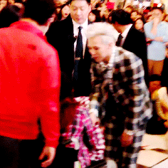 shabbitable:  There was a disabled fan coming to GD’s fan signing event. GD walked down from the stage and talked to her for a while. He also signed on her cap and helped her to put on it. He’s such a gentle and kind man. 