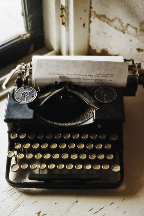 claim-the-perfections:  typewriter tumblr - Buscar con Google on We Heart It - http://weheartit.com/entry/57001244/via/emmaagreeen