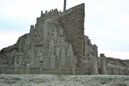 corgisandboobs:jennibrown-ben-plumm:Minas Tirith Sandcastle A MinasTirithSandCastleSo goes Denethor,