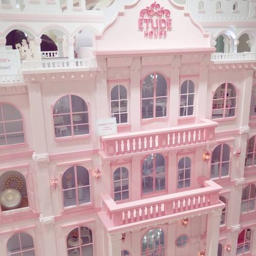 xoxsaramari:The pretty dollhouse in the Etude House shop on takeshita dori