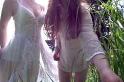 xpale:  quick-cashing:  Meadow times with Emma    pale blog ☹