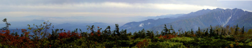 A south view from Tenguppara; from Ushiro-tateyama to Yatsu-ga-take, central Japan.  栂池・天狗原より南方