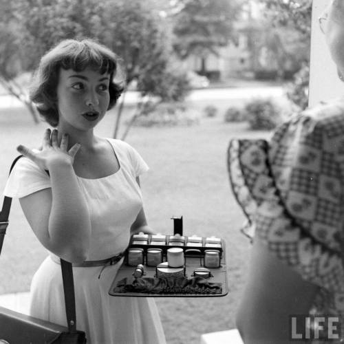 Fullerette selling Débutante Cosmetics door to door(Cornell Capa. 1948)