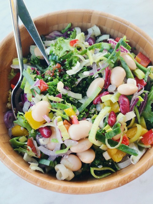 sherry-blossom: Dinner: mixed greens, kidney beans, jumbo white beans, onion, tomato, mint, bulgur, 