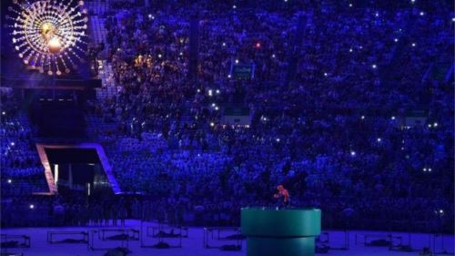 bochinohito:16日間の大会で選手も観客もくたびれはて、リオデジャネイロ五輪の閉会式を眺めていた21日、マラカナン競技場ではオリンピックの閉会式におなじみの光景が繰り広げられていた……と思っ