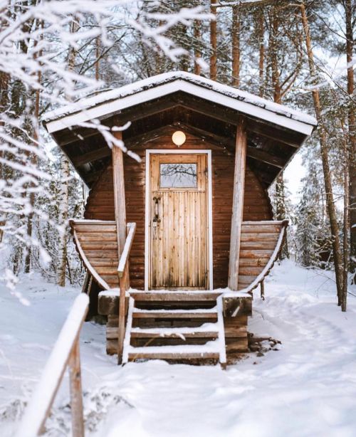 upknorth:Every winter Sunday should include a timber built barrel sauna in the woods. Epic shot by @