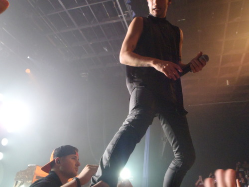 davidthedad:From the Center Stage show in Atlanta on November 23, 2013.Tyler climbs up for Holding O