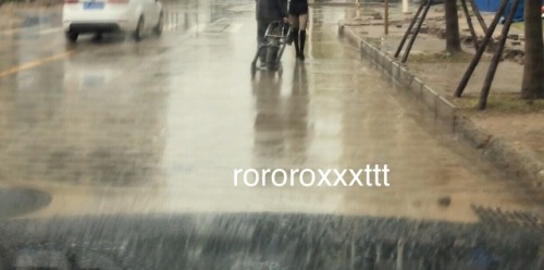 rororoxxxttt: 预告一张，大家脑补吧，嘿嘿。前一段时间拍的，也是比较冷。穿的靴子。