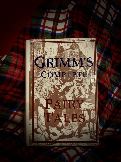 doughtahturns: Recsmas 2019 - Day 14A Long Book Grimm’s Complete Fairy Tales Yowzers, thi