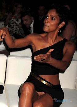 wardrobemalfunction:  Halle Berry - Upskirt - No panty