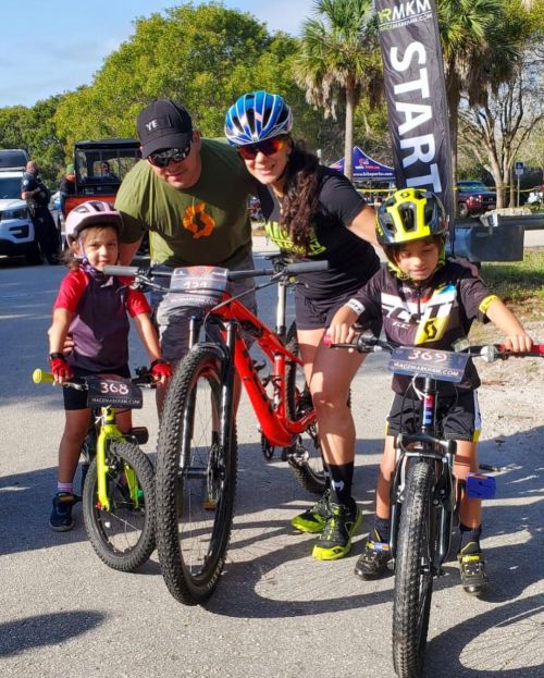 Hoy dedicado a mis bellos mini Riders, mi hija @annette.celine de 3 añitos y mi Sobrinito @he