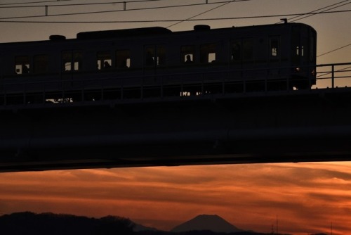 2017.02.16見上げれば、オレンジに輝く車体。振り向けば、富士山を背景に走る車体。贅沢な場所です。 京王線 京王多摩川付近にて。near KeioTamagawaSta.