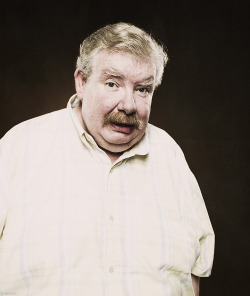  Potterheads, a member of the Harry Potter cast passed away today. Vernon Dursley, a member of the cast since the very start. Rest in peace. Richard Griffiths (1947-2013) 