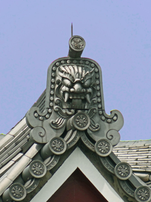 &ldquo;Devil on the Roof&rdquo;.  Image taken at Zōjō-ji Temple. Zōjō-ji is affiliated with the Jodo