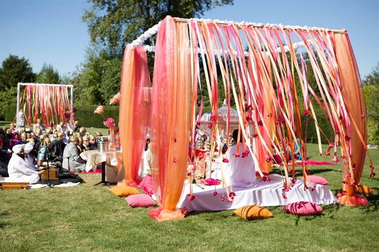 beautifulsouthasianbrides:  Images by:Gucio Photography Decorator: Evan Orion @ Flowerz