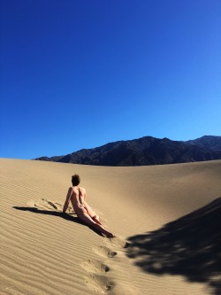 thedigitalmoon:  Naked back against the desert