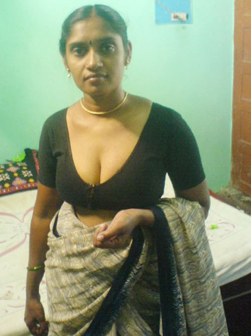 Mallu Bhabhi Blouse Removing Nude Boobs. Desi Village Aunty Showing Her deep Cleavage. Indian Wife B