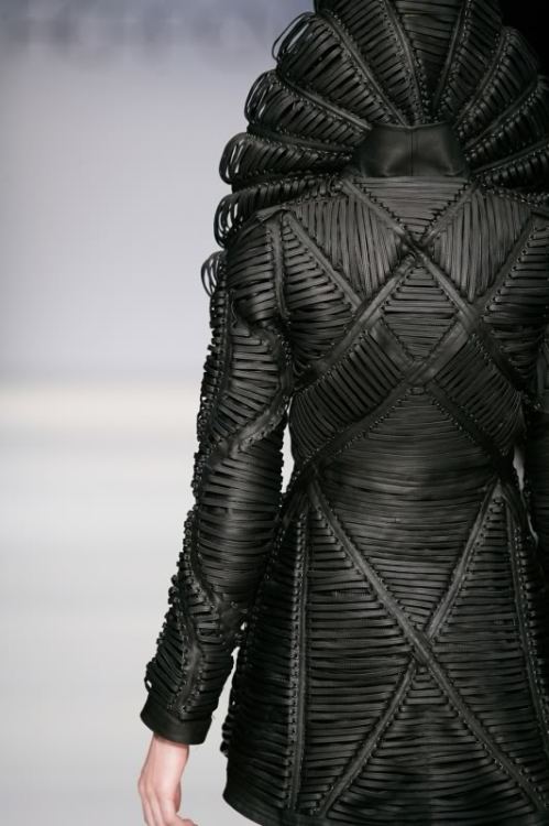 octopussydance:  http://synesthesiagarden.com/2012/12/14/immortal-coil-fashion-designer-iris-van-herpen/#more-11365