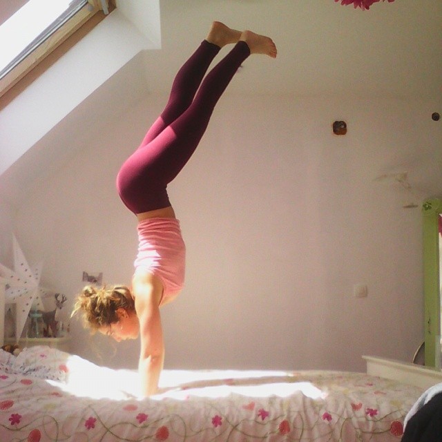 nivueniconnue:  Day 193 of my 365 #handstand #yoga 