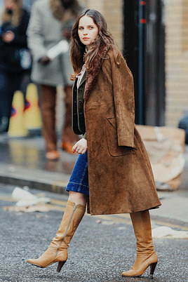 felicity-erso:felicity jones filming borderlands in glasgow on april 14th