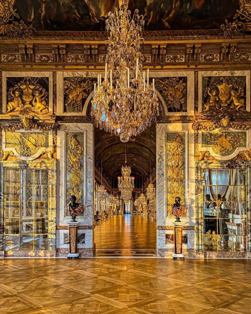  Palace of Versailles 