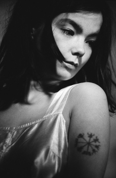 bjorkfr:
“Björk par Kevin Cummins (1993)
ajout version cadrée plus large
”