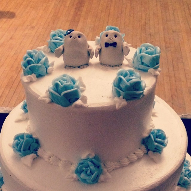 soflymetothemoon:
“noboaconstrictor:
“ Wedding cake with the little Adipose! #DonadioWedding #doctorwho #adipose #wedding #cake #nomnomnom
”
oh my god
”