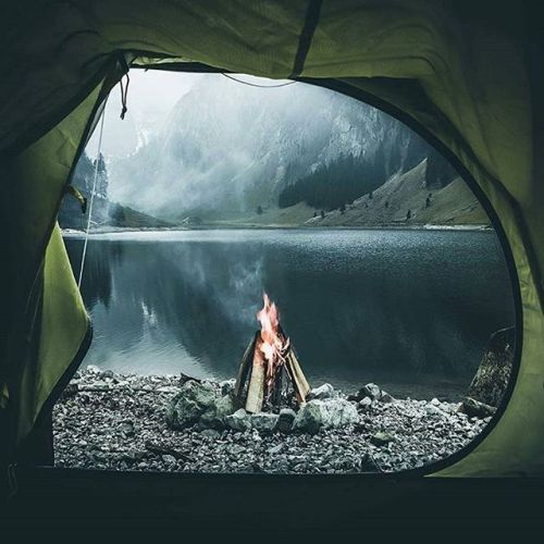 Camping, campfire and a lakeside setup. Doesn&rsquo;t get much better then this!PC: @Fabian.huebner 