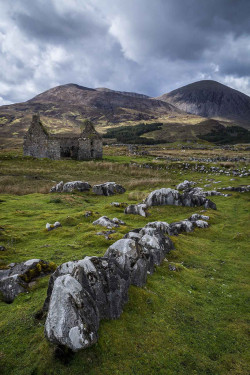 wanderthewood:  Beinn Dearg Mhòr and Beinn na Caillich - Isle of Skye, Scotland by BJE Landscape Photography 