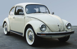 carsthatnevermadeitetc:  What a difference 16 years makes juxtaposition of Volkswagen Beetle Última Edición, 2003 and Volkswagen Beetle Final Edition, 2019. VW is again killing off the Beetle. The last old generation Beetle was edition of 2,999 cars