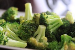 infinite-night-in-winter:  <3 broccoli