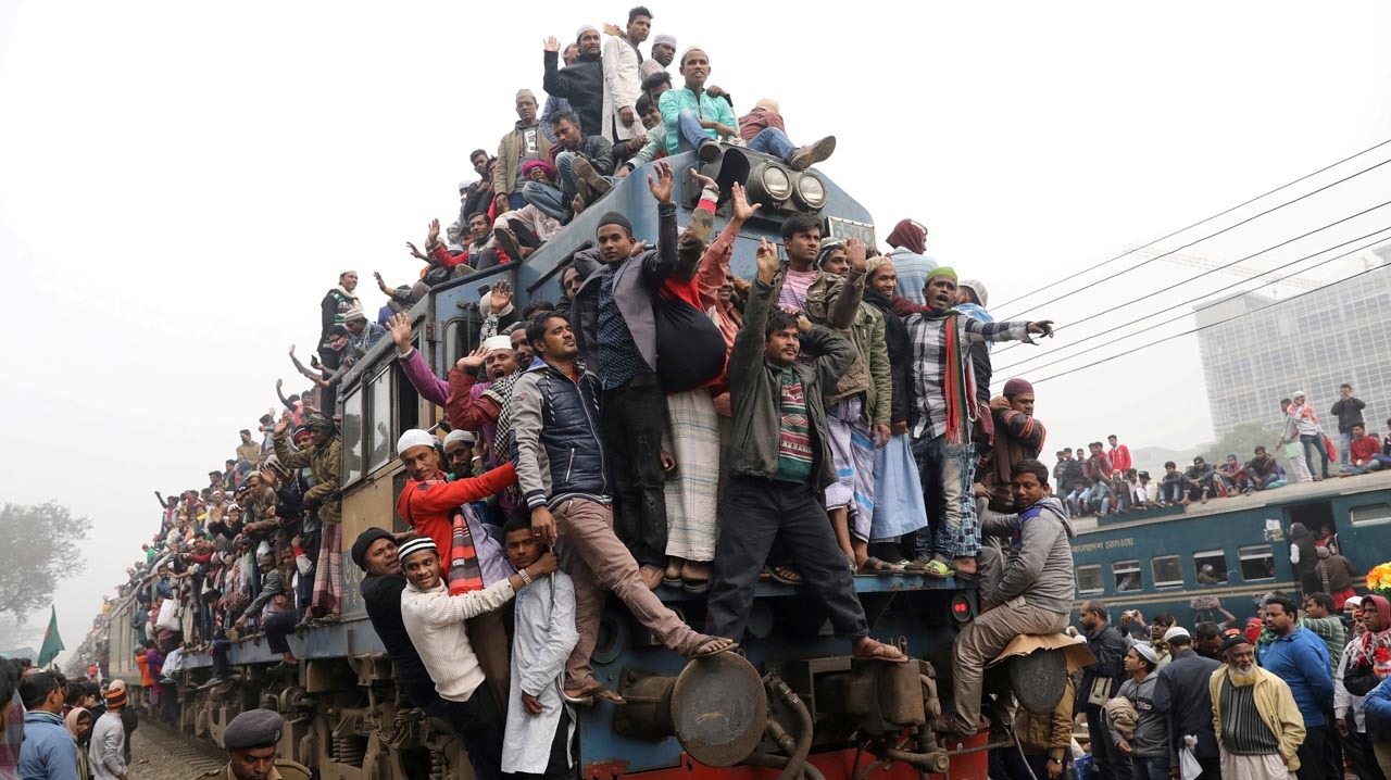 DEVOTOS MUSULMANES. Bangladesh, alrededor de un millón de musulmanes regresan a su casa en trenes de inmersión después de asistir a las oraciones finales de la segunda congregación musulmana más grande en las orillas del río Turag, en Dhaka,...