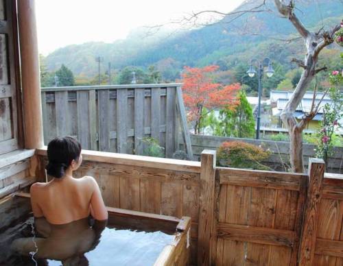 Japanese onsen, via oguro.keita  栃木県 塩原・みかえり温泉「彩花の湯」塩原温泉郷の入口にある日帰り施設。貸切露天はヘタな宿のものより素敵です。  