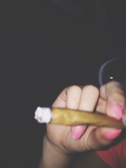 fastestslothalive:  Chipped nail but we still getting high