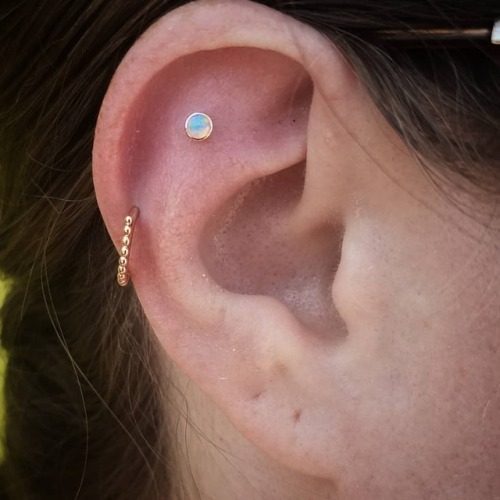 Beautiful #helix piercungs with genuine White Opals & Rose Gold jewelry  #helixpiercing #deephel