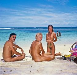 livevintagenaturism-be:  Guadeloupe, Plage Caravelle