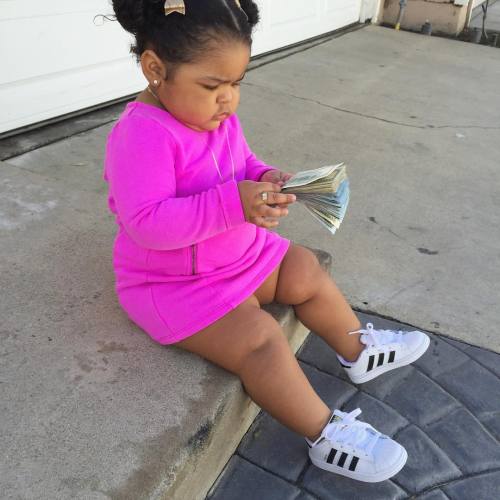 corbeezyyy: therealkingzo: royalgoddess2320: Aww. Her Chubby Self... She’s Looking At The Mone