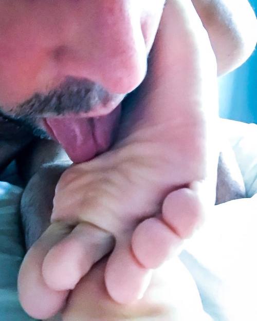 Me at my mate’s bare sole #ukfootlad #gayfeetworship #gayfeetfetish #gayfeet #instafeet #malef