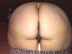 therollswefill:  Wife’s big butt bent over showing hairy crease @sindyjim