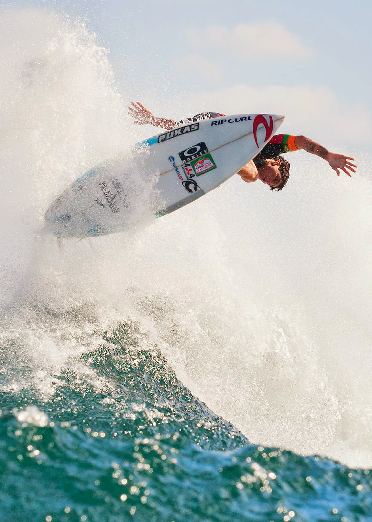 highenoughtoseethesea:  Gabriel Medina, airborne Ph: Kelly Cestari, ASP
